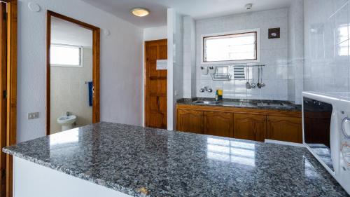 英格兰海滩Tagoror Beach Apartments - Adults Only的厨房配有台面和水槽
