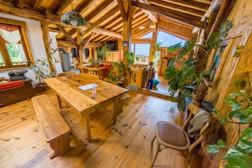 圣福瓦-塔朗泰斯Chez Michel的客厅配有木桌和一些植物