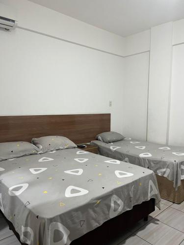 圣克鲁斯Hostal Santa Cruz的一间设有两张床的客房,