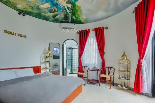 Phú ThạnhTrulli Villa Homestay Đà Lạt的卧室配有一张床和一张桌子及椅子