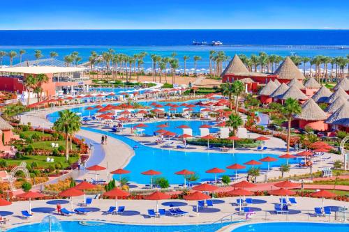 沙姆沙伊赫Pickalbatros Laguna Vista Aqua Park - Sharm El Sheikh的享有带游泳池和遮阳伞的度假村的空中景致