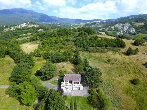 博比奥La Casa del Bosco - Villa with panoramic view of Bobbio and Val Trebbia valley的田野房屋的空中景观