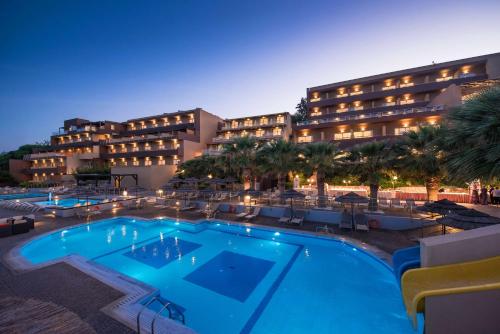 阿齐亚佩拉加蓝湾度假酒店的大楼前设有游泳池的酒店