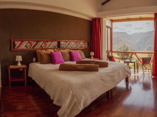 PincholloColca Trek Lodge best experience的一间卧室配有一张带紫色枕头的大床