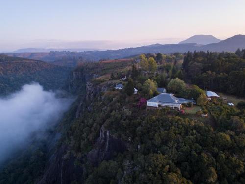 豪格斯拜克The Edge Mountain Retreat的山顶房屋的空中景观