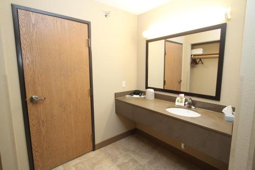 Bowman Lodge & Convention Center的一间浴室