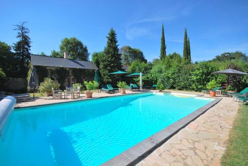 尚皮涅布瑞特尔斯城堡酒店的庭院里的一个蓝色海水游泳池