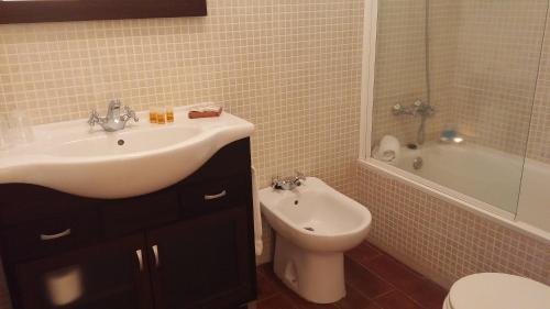 阿拉色那Hotel La Era de Aracena - Adults Only的一间带水槽和卫生间的浴室