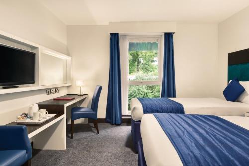 牛津华美达酒店客房内的一张或多张床位