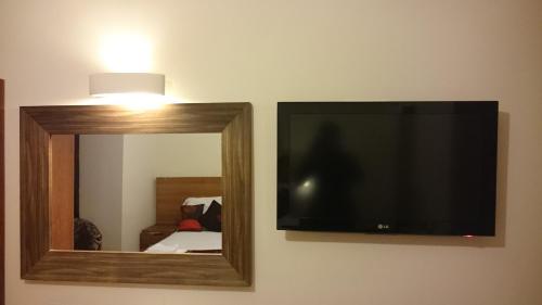 纽波特盖特威快捷酒店的墙上的平面电视和镜子