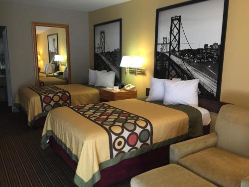 加洛韦Rest Inn ATLANTIC CITY GALLOWAY的酒店客房,配有两张床和椅子