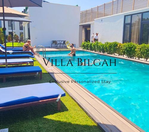 巴库Villa Bilgah Boutique Hotel的游泳池,人们在水中玩耍