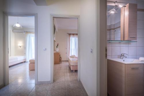 瓦西里科斯地中海东部一室公寓和公寓酒店的客房内设有带水槽和浴缸的浴室