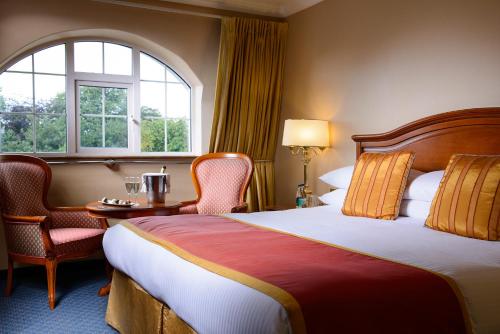 基拉尼基拉尼大道酒店的酒店客房带床、椅子和窗户