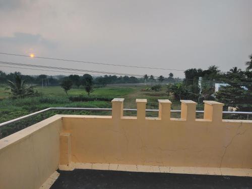 蒂鲁瓦纳马莱Arunachala Village River View House的混凝土挡墙,上面有栅栏