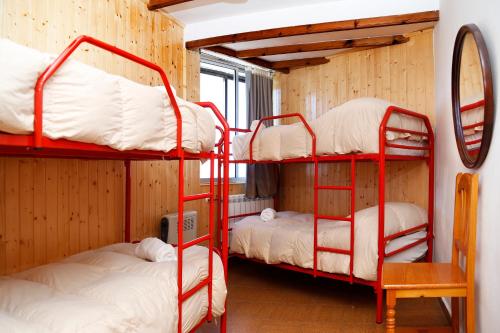 塞拉内华达Apartamentos Kilimanjaro Pepe Marin的客房设有两张双层床和一扇窗户。