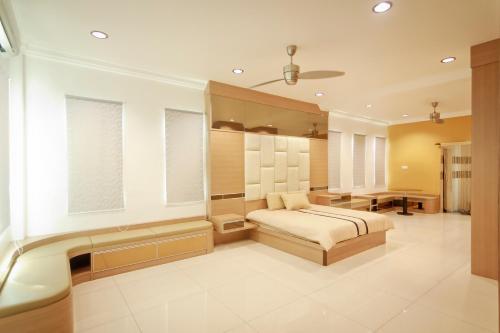日得拉LSH雷斯特旅馆的一间卧室设有一张床和两个窗户。
