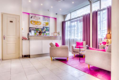巴黎品客酒店的客厅配有粉色家具和窗户。