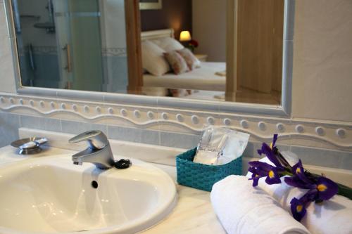 科鲁利翁维拉门西亚酒店的浴室的柜台设有水槽和镜子