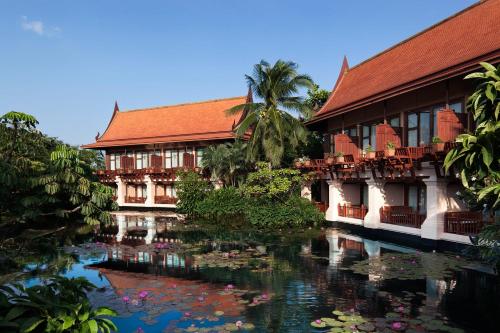 华欣Anantara Hua Hin Resort的一座有水 ⁇ 池的建筑