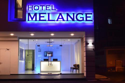 吉隆坡Melange Boutique Hotel Bukit Bintang的店前有读酒店美化标志的商店