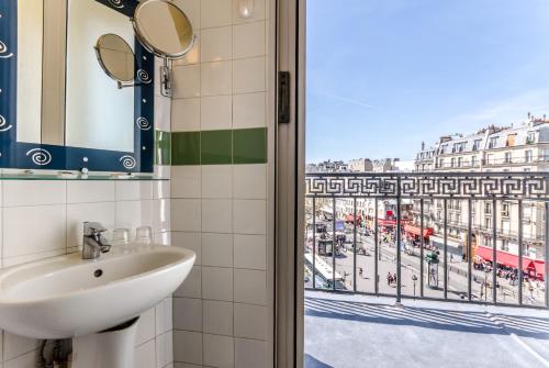 巴黎未来酒店的一间带水槽的浴室,享有城市美景