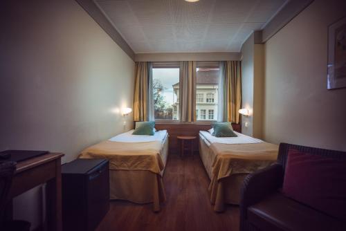 赫尔辛基亚瑟酒店的酒店客房设有两张床和窗户。