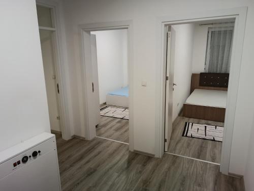 Kosovo PoljeDua Apartment Fushe Kosova的小房间设有一张床和两个衣柜