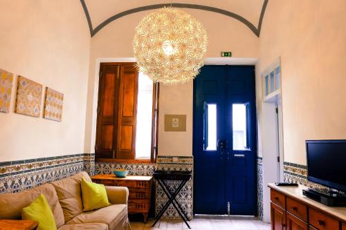 奥良Maison Citron的带沙发和蓝色门的客厅