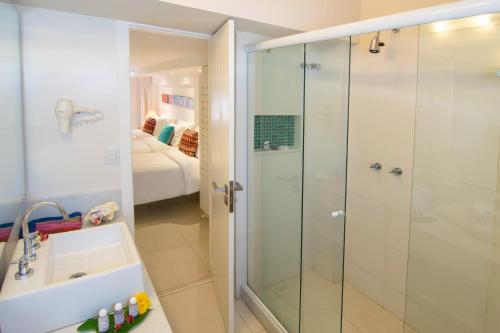 布希奥斯布希奥斯伊森斯彻米尔酒店的带淋浴和盥洗盆的浴室