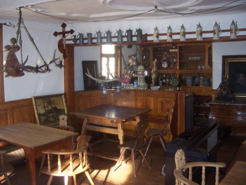 Heiligkreuzsteinach罗特罗威住宿加早餐旅馆的一间用餐室,在房间内配有桌椅