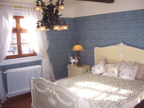 Heiligkreuzsteinach罗特罗威住宿加早餐旅馆的卧室配有白色床和蓝色的墙壁