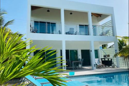 Long Bay HillsModern villas at Grace Bay, Turks and Caicos Islands的一座带游泳池的大型白色房屋