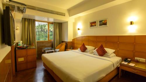 孟买拉米客人线卡尔酒店的一间酒店客房,房内配有一张大床
