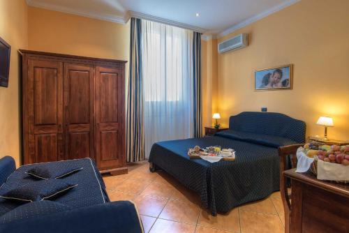 罗马卡拉乔洛酒店的客厅配有沙发和桌子