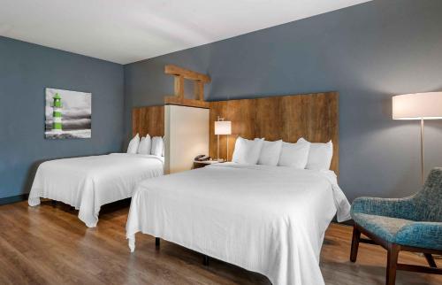 Extended Stay America Premier Suites - Belgrade - Bozeman - Yellowstone Airport的酒店客房,配有两张床和椅子