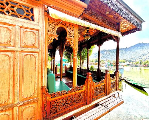 斯利那加The Badyari Palace Houseboats的船体上的亭子