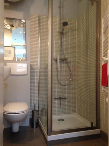 马拉科夫小房子公寓的带淋浴和卫生间的浴室