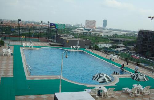 海宁海宁皮都锦江大酒店的大楼顶部的大型游泳池