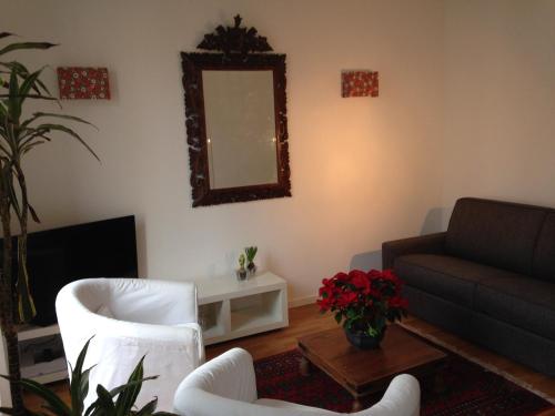 马拉科夫小房子公寓的带沙发和镜子的客厅