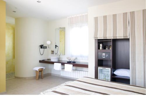 厄尔·波普瑙·德尔·戴尔Hotel Mar d'Espills - Adults Only的一间卧室配有一张床,浴室设有水槽