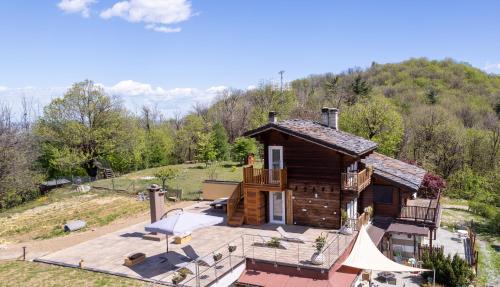 PeveragnoVivi la Magia di Bisdalù - Dormi nella Stanza nel Bosco, Ammira le Stelle e Rilassati con l'Area Benessere e Colazione的小木屋的顶部景观,设有甲板