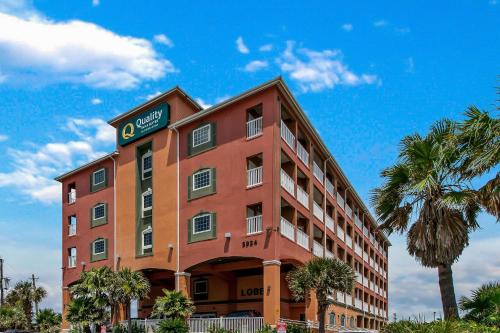 加尔维斯敦Quality Inn & Suites Galveston - Beachfront的一座酒店大楼,上面有标志