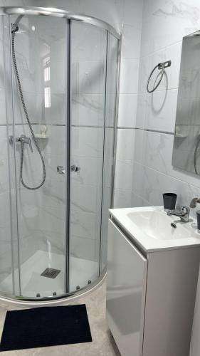 马德里Habitación doble o compartida con baño privado en el centro de Madrid的带淋浴和盥洗盆的白色浴室