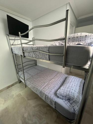 马德里Habitación doble o compartida con baño privado en el centro de Madrid的配有两张双层床的宿舍间设有