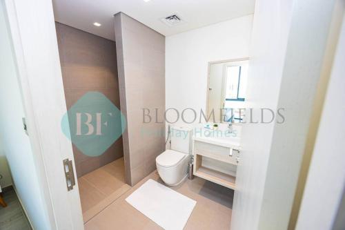 阿布扎比Bloomfields 3br Townhouse Noya In Yas Island的一间带卫生间、水槽和镜子的浴室