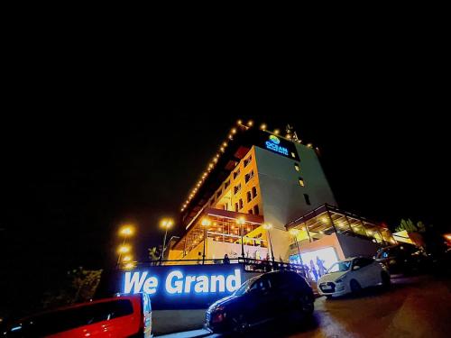 拉马拉Ocean Grand Hotel - Ramallah的一座建筑,上面有标志,我们很宏伟