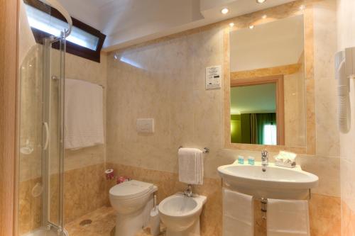 罗马Dipendenza Hotel Galileo的一间带水槽、卫生间和镜子的浴室