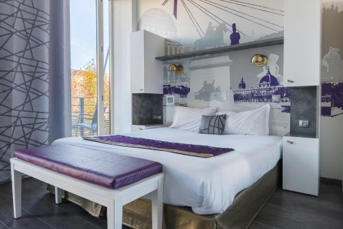 里昂里昂卢米埃拉格朗日公寓式酒店的一间卧室设有一张大床和一个窗户。