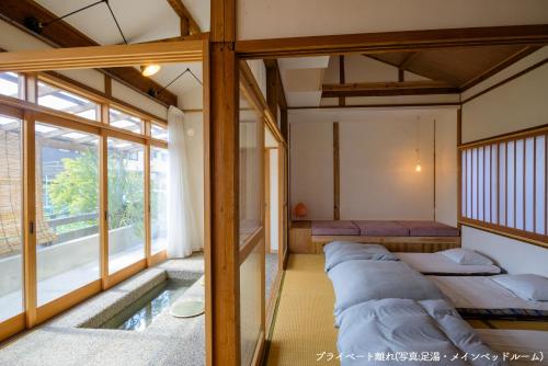 柳川Yanagawa Guesthouse HORIWARI 柳川の観光エリアにある静かな日本の宿的一间设有两张床和浴缸的客房